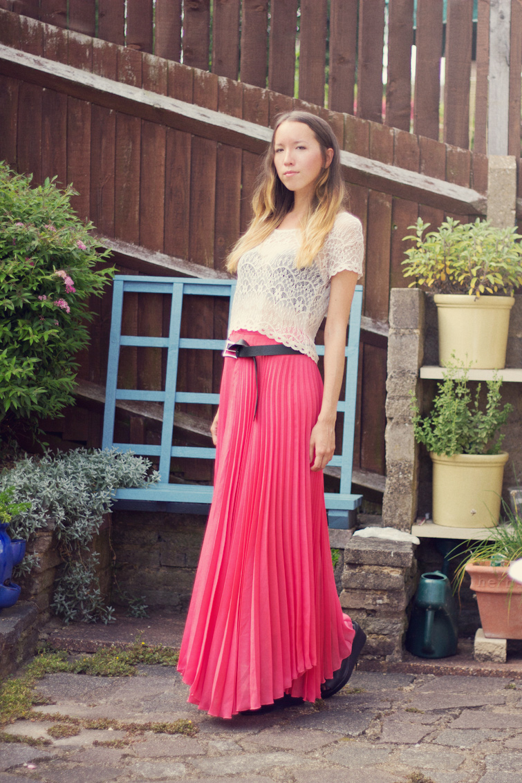 Pleated maxi skirt outfit