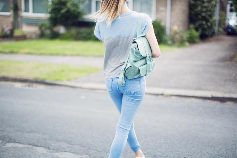 Light blue skinny jeans outfits